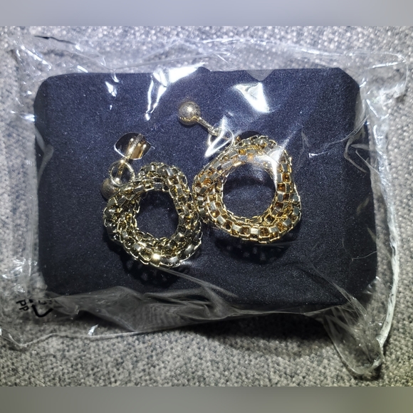*NWOT* Vintage Avon Goldtone Circle Snake Chain Earrings - Picture 2 of 8